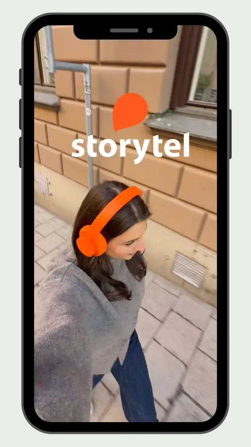 Melina promenerar i stan med orange hörlurar